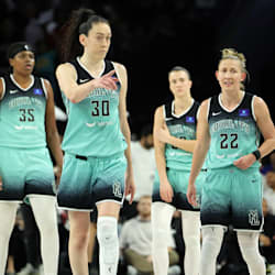 Jonquel Jones, Breanna Stewart, Sabrina Ionescu y Courtney Vandersloot de las NY Liberty juego de semifinales vs Las Vegas Aces, WNBA 2024